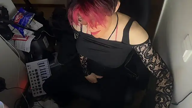 Snapshot of ecd011 chatting on 09/29/25, 01:00 ecd011 online show from 09/29/25, 01:00