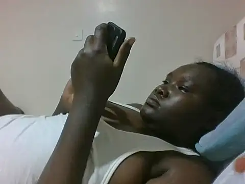 Snapshot of queen_aria19 chatting on 12/15/25, 06:28 queen aria19 online show from 12/15/25, 06:28