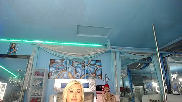 ADRIANNA FOX online show from 02/04/26, 07:25