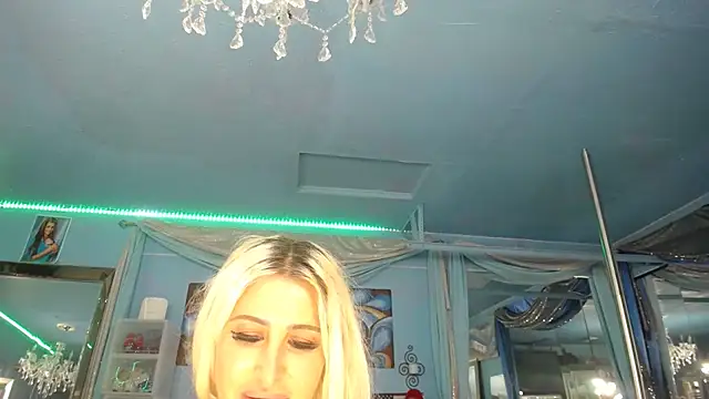 Snapshot of ADRIANNA_FOX chatting on 06/27/26, 05:07 ADRIANNA FOX online show from 06/27/26, 05:07
