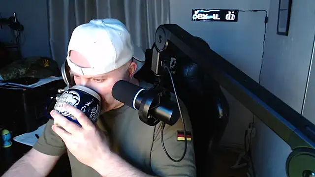 Snapshot of DerPornoPete chatting on 12/15/24, 12:40 DerPornoPete online show from 12/15/24, 12:40