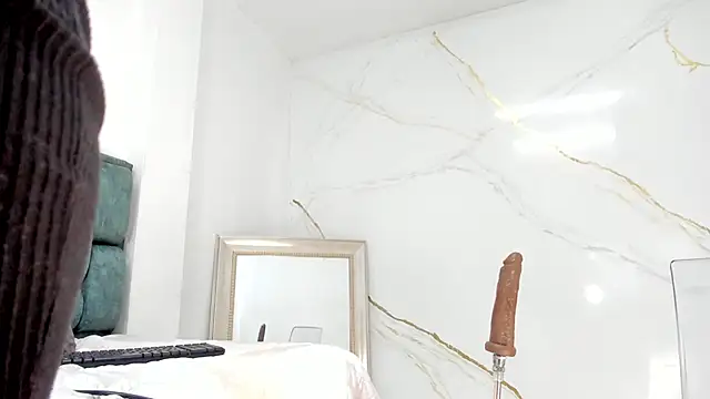 IsiisLovei online show from 10/15/25, 02:39