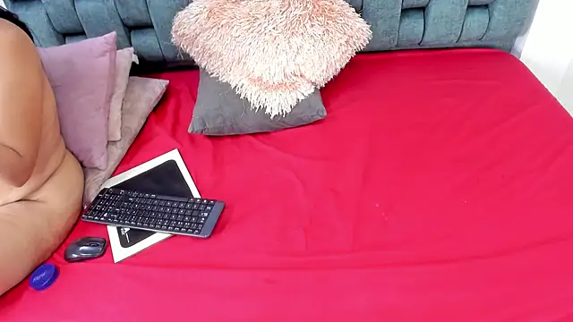 IsiisLovei online show from 12/20/25, 12:01