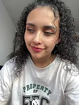 Snapshot of Lucy_Marin chatting on 02/05/25, 10:01 Lucy Marin online show from 02/05/25, 10:01