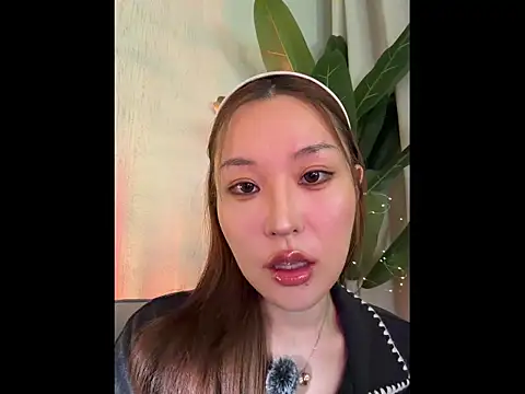 Snapshot of sphynx-_- chatting on 10/29/25, 01:57 sphynx- - online show from 10/29/25, 01:57