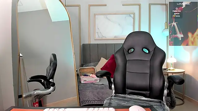 Holly madison  online show from 02/25/26, 01:54