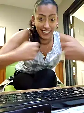 Snapshot of Nikkierosee chatting on 02/21/25, 07:45 Nikkierosee online show from 02/21/25, 07:45