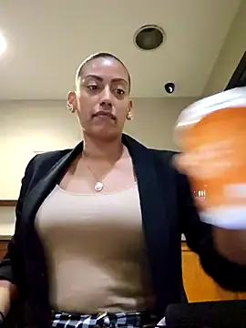 Snapshot of Nikkierosee chatting on 03/01/25, 11:47 Nikkierosee online show from 03/01/25, 11:47