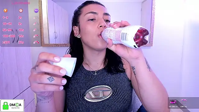 Snapshot of EricaVanderhill chatting on 06/28/26, 01:44 EricaVanderhill online show from 06/28/26, 01:44