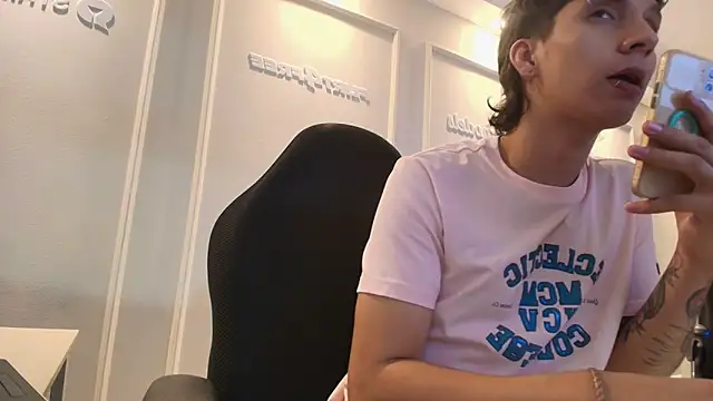 Snapshot of JacoboSwam chatting on 06/19/26, 01:21 JacoboSwam online show from 06/19/26, 01:21