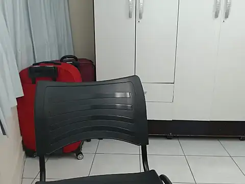 Snapshot of vaholiver chatting on 02/12/26, 06:25 vaholiver online show from 02/12/26, 06:25