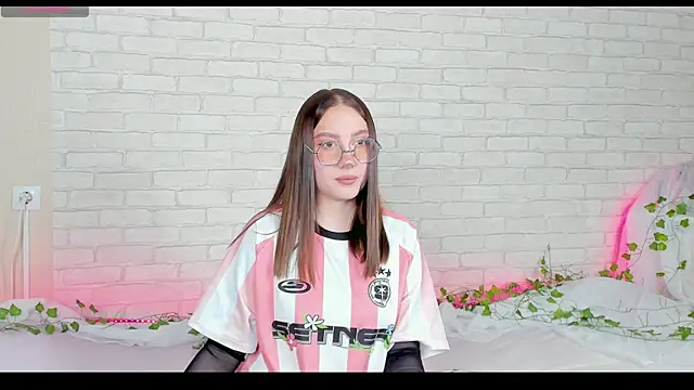 Snapshot of LinaKenny chatting on 11/12/25, 05:35 LinaKenny online show from 11/12/25, 05:35