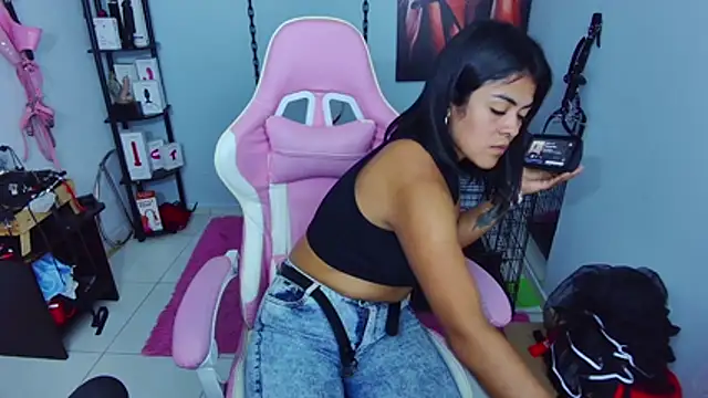 Snapshot of Hannah-grace chatting on 10/22/25, 02:50 Hannah-grace online show from 10/22/25, 02:50