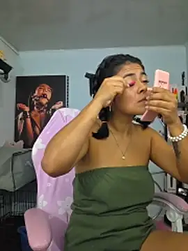 Snapshot of Hannah-grace chatting on 11/05/25, 01:00 Hannah-grace online show from 11/05/25, 01:00