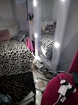 Snapshot of Myrnasexxx chatting on 10/21/25, 10:43 Myrnasexxx online show from 10/21/25, 10:43