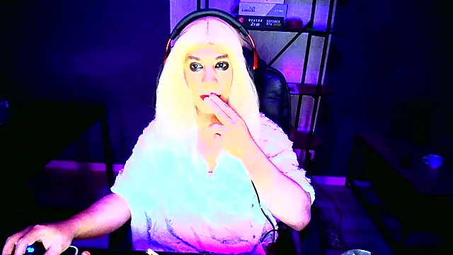 Snapshot of LatruieSow chatting on 11/14/25, 06:34 LatruieSow online show from 11/14/25, 06:34