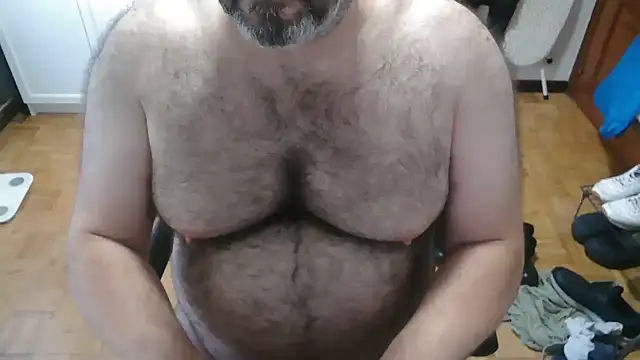 Snapshot of mikeyhotbear chatting on 07/05/26, 05:58 mikeyhotbear online show from 07/05/26, 05:58
