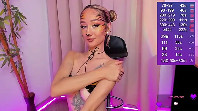 Snapshot of Bella-White chatting on 10/13/25, 01:11 Bella-White online show from 10/13/25, 01:11