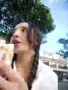 Snapshot of _Laary chatting on 12/10/24, 10:05  Laary online show from 12/10/24, 10:05