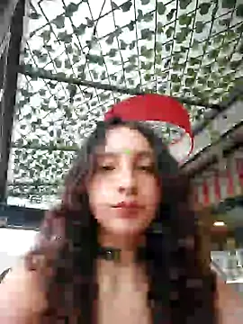 Snapshot of _Laary chatting on 12/19/24, 07:40  Laary online show from 12/19/24, 07:40