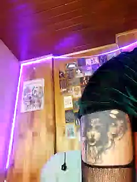 Snapshot of _Laary chatting on 01/14/25, 10:44  Laary online show from 01/14/25, 10:44