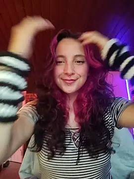 Snapshot of _Laary chatting on 10/28/25, 09:50  Laary online show from 10/28/25, 09:50