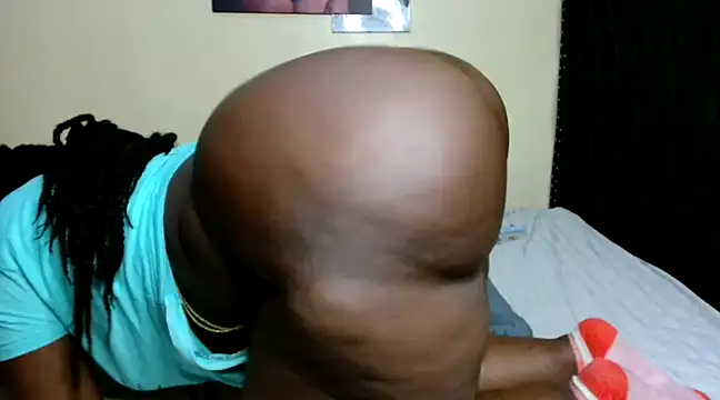 Snapshot of Toomuchbooty33 chatting on 12/04/24, 11:13 Toomuchbooty33 online show from 12/04/24, 11:13