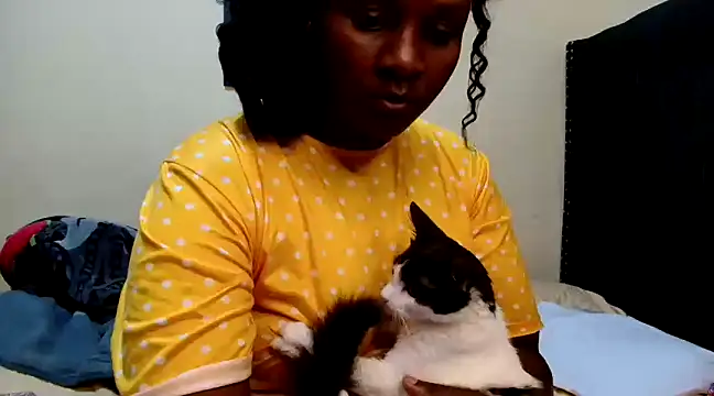 Snapshot of Toomuchbooty33 chatting on 02/02/25, 05:48 Toomuchbooty33 online show from 02/02/25, 05:48