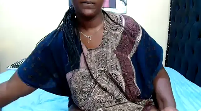 Snapshot of Toomuchbooty33 chatting on 02/12/25, 09:01 Toomuchbooty33 online show from 02/12/25, 09:01