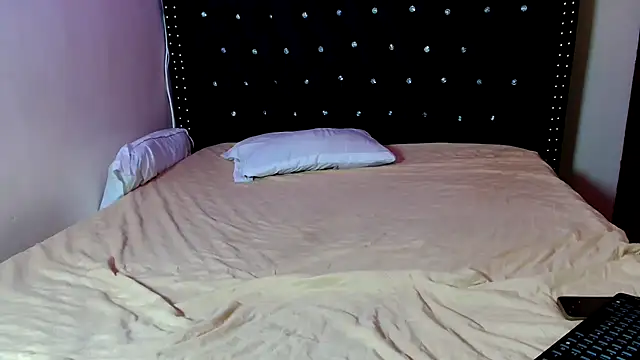 Snapshot of Toomuchbooty33 chatting on 09/30/25, 12:54 Toomuchbooty33 online show from 09/30/25, 12:54