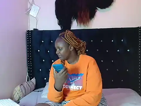 Snapshot of Toomuchbooty33 chatting on 10/14/25, 09:04 Toomuchbooty33 online show from 10/14/25, 09:04