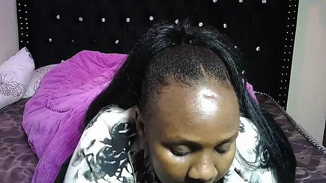 Snapshot of Toomuchbooty33 chatting on 10/30/25, 09:48 Toomuchbooty33 online show from 10/30/25, 09:48