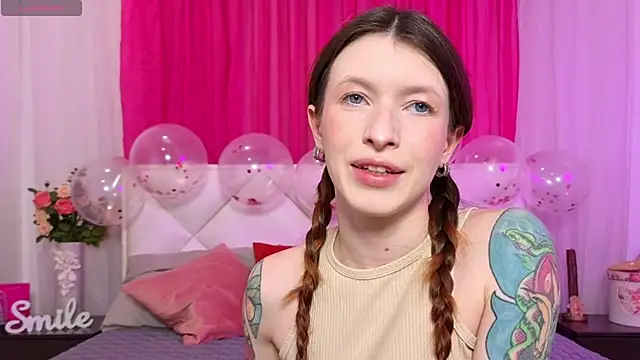 Snapshot of WildRedBerry chatting on 02/10/26, 02:21 WildRedBerry online show from 02/10/26, 02:21