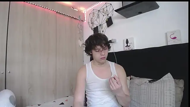 Santiago kiler online show from 04/18/26, 01:04