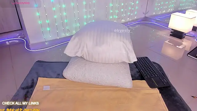 ohyesly  online show from 11/06/25, 11:00