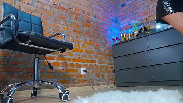 Snapshot of MistressMilana chatting on 02/08/25, 12:17 MistressMilana online show from 02/08/25, 12:17