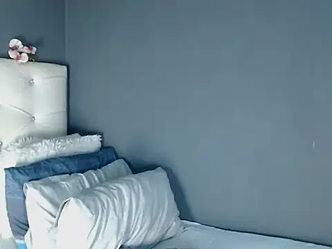 Snapshot of _MoniqueLovay_ chatting on 09/21/25, 11:01  MoniqueLovay  online show from 09/21/25, 11:01