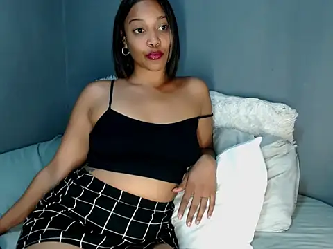 Snapshot of _MoniqueLovay_ chatting on 10/12/25, 04:22  MoniqueLovay  online show from 10/12/25, 04:22