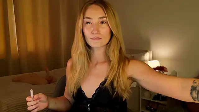 Snapshot of bella__rose chatting on 06/18/26, 11:25 bella rose online show from 06/18/26, 11:25