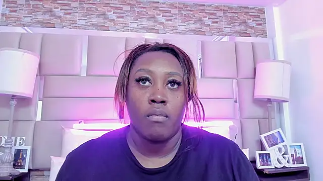 ShaniaBrownn online show from 09/26/25, 07:40