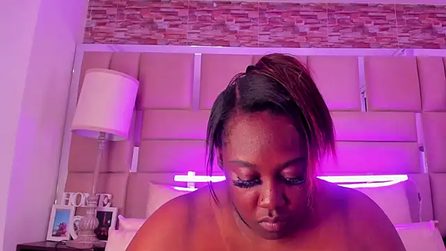 ShaniaBrownn online show from 10/22/25, 07:46