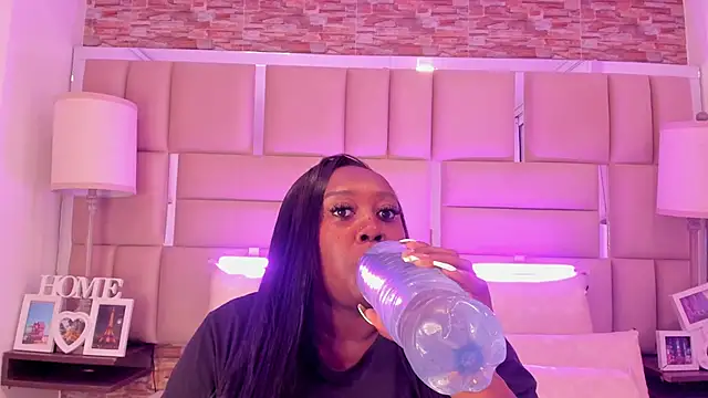 ShaniaBrownn online show from 01/07/26, 07:49