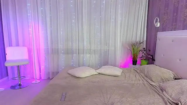 Snapshot of MirandaQueen chatting on 03/03/25, 08:11 MirandaQueen online show from 03/03/25, 08:11