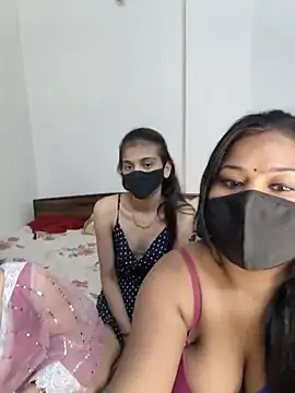 Snapshot of cutee__crazy chatting on 05/29/26, 02:15 cutee crazy online show from 05/29/26, 02:15