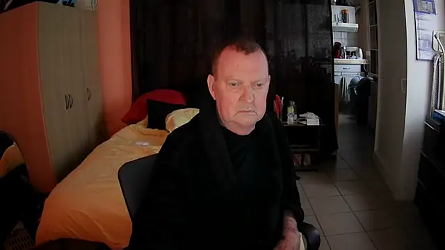 Snapshot of passifsoumis1963 chatting on 11/11/25, 08:14 passifsoumis1963 online show from 11/11/25, 08:14