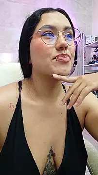 Snapshot of LauraRuiz1 chatting on 05/04/26, 11:23 LauraRuiz1 online show from 05/04/26, 11:23