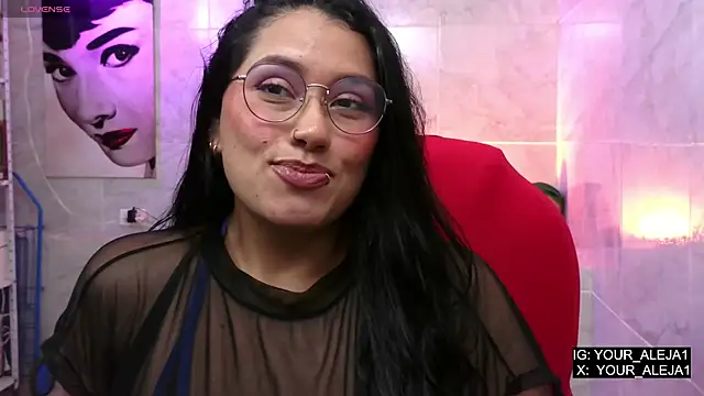 Snapshot of LauraRuiz1 chatting on 05/13/26, 04:32 LauraRuiz1 online show from 05/13/26, 04:32