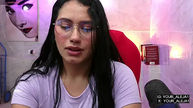 Snapshot of LauraRuiz1 chatting on 05/15/26, 11:01 LauraRuiz1 online show from 05/15/26, 11:01