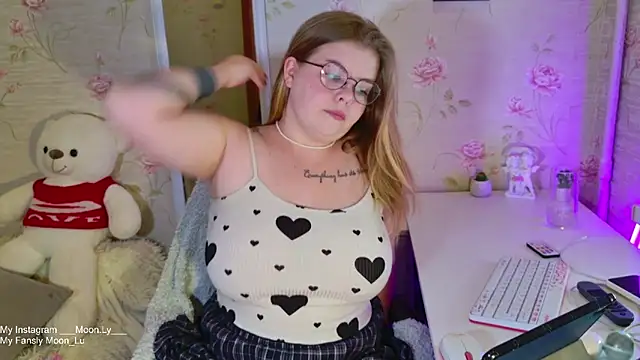 sinnamon  online show from 10/13/25, 04:51