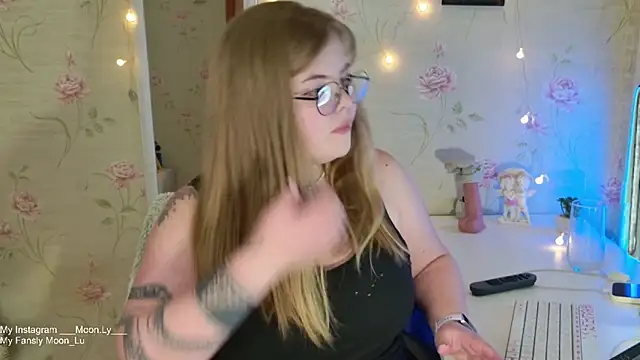 sinnamon  online show from 10/28/25, 04:42